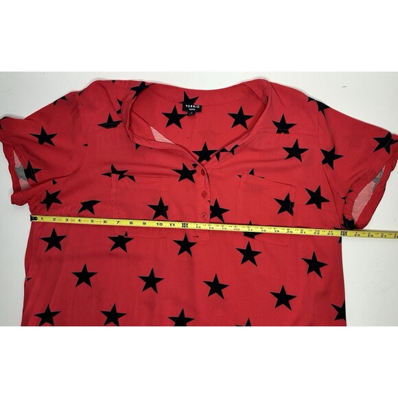 TORRID Harper Red Black Stars Rayon Short Sleeve Tunic Blouse Sz 2 Button Front - Picture 3 of 5